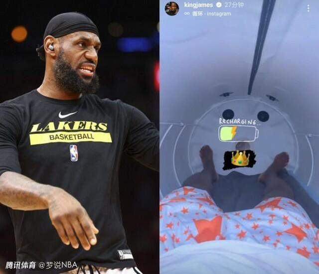 他手捧一面铜镜，让坐在桌上的匹诺曹对着镜子观察自己